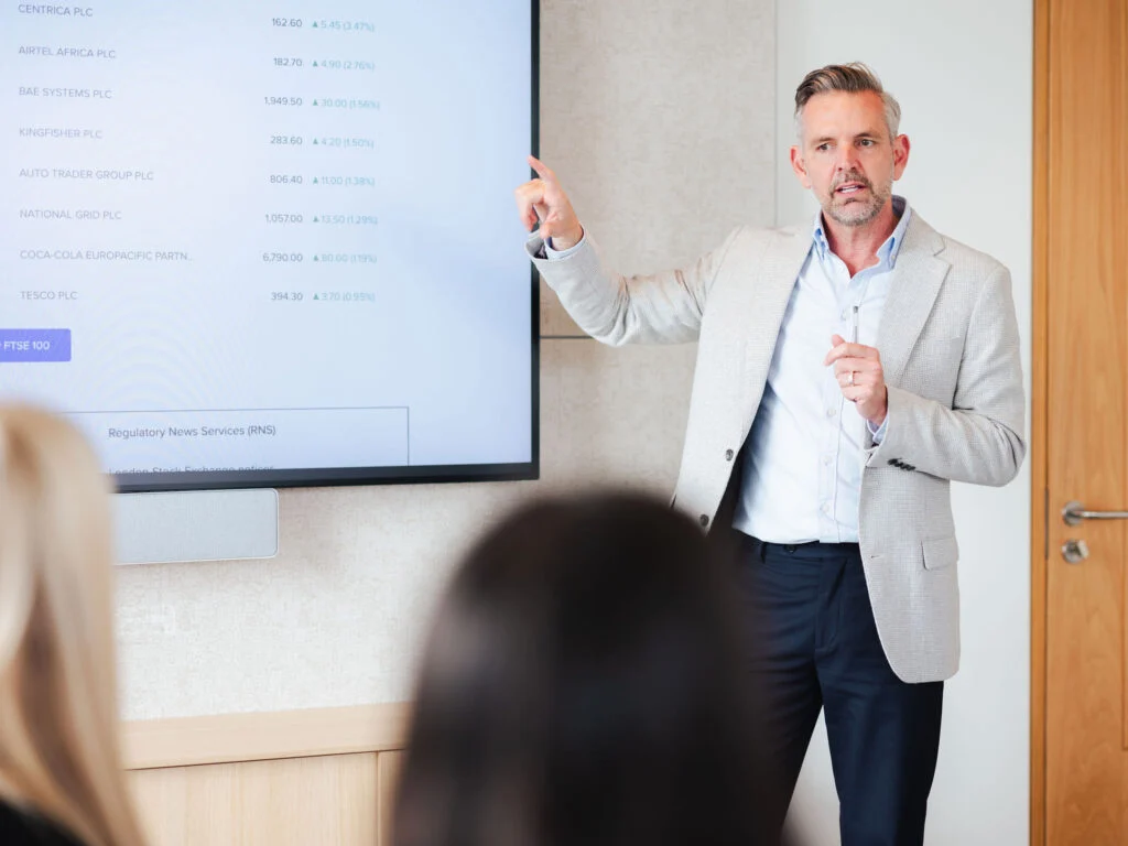Senior CFO van CFO Centre Belgium presenteert financiële inzichten aan klanten in een vergaderruimte