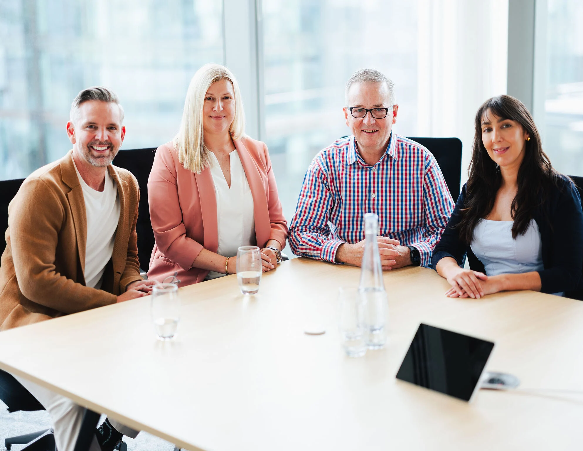 Een deel van het team van CFO Centre — vier senior CFO's rond de vergadertafel in een modern kantoor